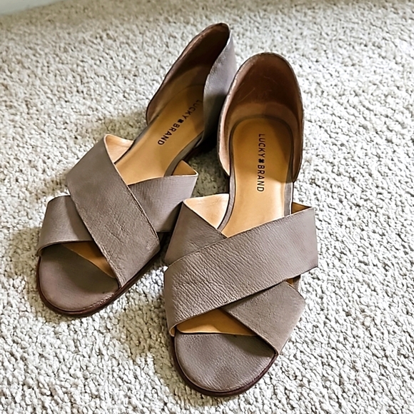 Lucky Brand Gallah Women's Taupe Criss Cross Flats Leather Sandals Size 9 - Picture 2 of 9
